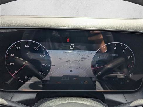 Used 2025 Mercedes-Benz GLC 300 4MATIC image 9
