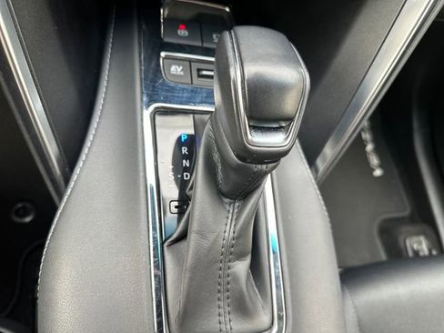 Used 2021 Toyota Venza LE w/ Carpet Mat Package (TMS) image 17