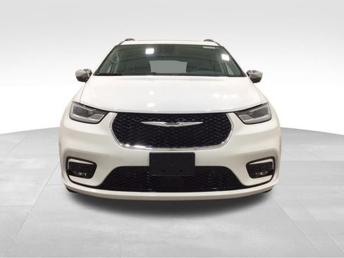 Used 2023 Chrysler Pacifica Limited w/ Trailer Tow Group AWD/4WD image 7