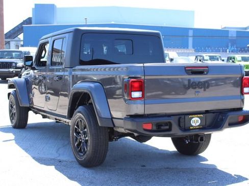 Used 2022 Jeep Gladiator Sport AWD/4WD image 3