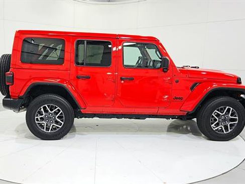 Used 2025 Jeep Wrangler Unlimited Sahara AWD/4WD image 9