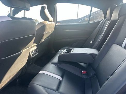 Used 2025 Toyota Camry SE FWD image 13