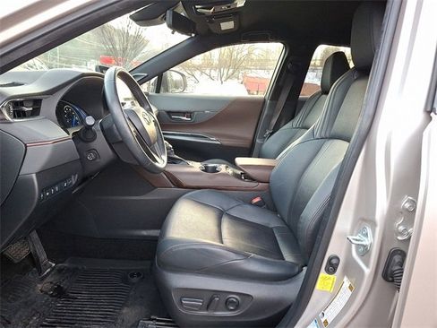 Used 2021 Toyota Venza Limited image 13