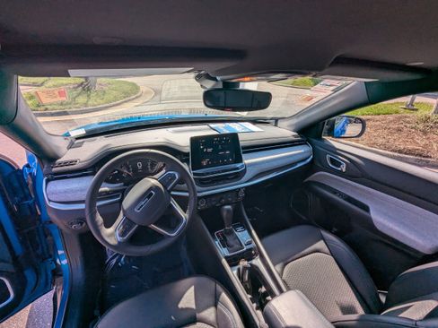 Used 2025 Jeep Compass Latitude image 12