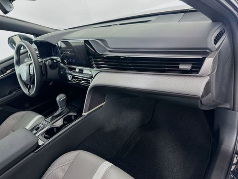 Used 2025 Toyota Camry SE image 29