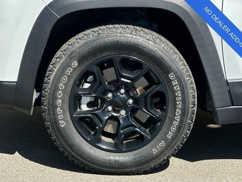 Used 2022 Jeep Cherokee Latitude AWD/4WD image 31