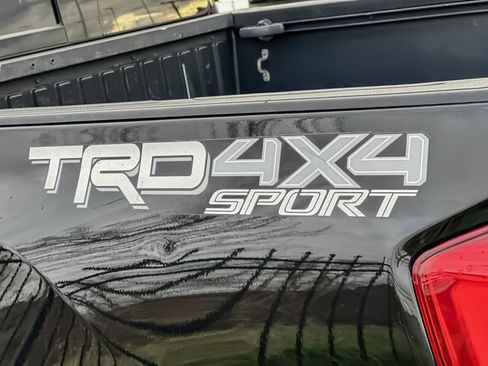 Used 2017 Toyota Tacoma TRD Sport image 27