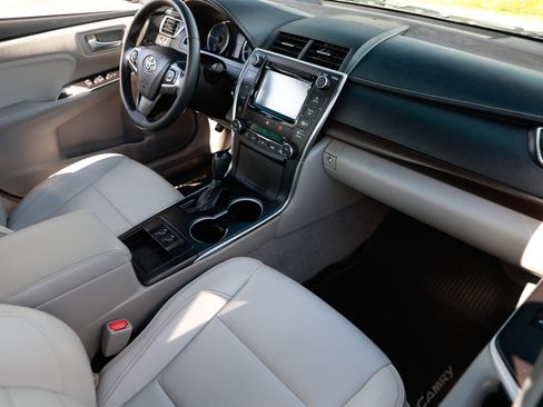 Used 2017 Toyota Camry XLE w/ Moonroof Package image 21