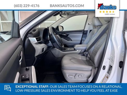 Used 2024 Toyota Highlander XLE AWD/4WD image 10