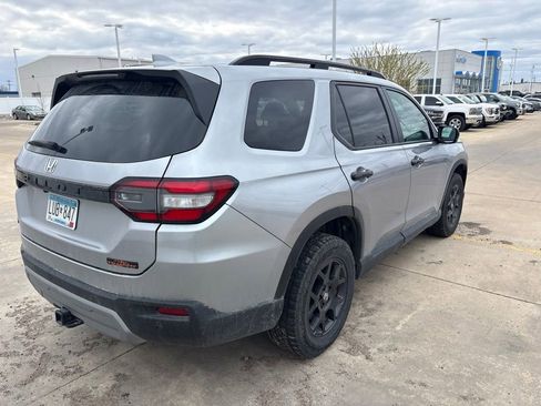 Used 2025 Honda Pilot TrailSport image 3