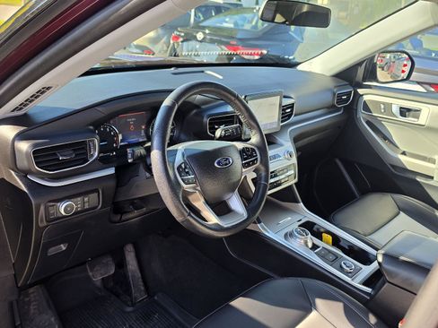 Used 2022 Ford Explorer XLT w/ Equipment Group 202A AWD/4WD image 12