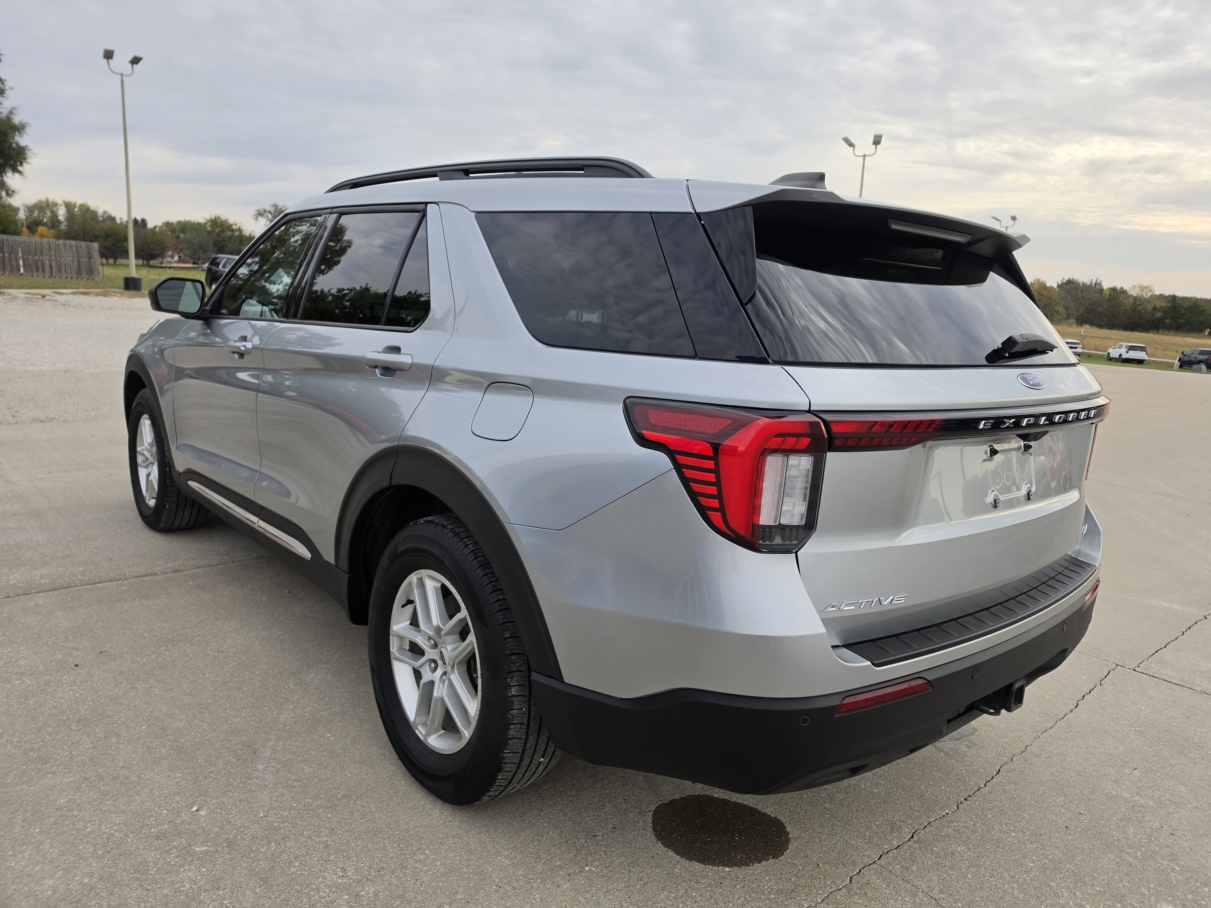 Used 2025 Ford Explorer Active AWD/4WD image 5
