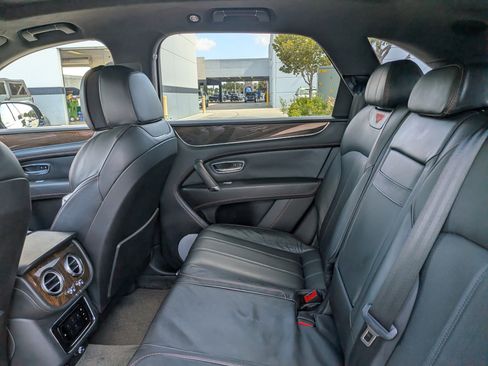 Used 2020 Bentley Bentayga AWD/4WD image 15