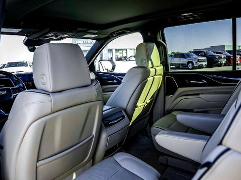 Used 2024 Cadillac Escalade Premium Luxury image 17