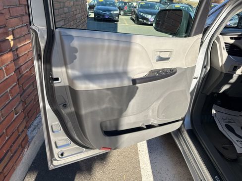 Used 2017 Toyota Sienna LE image 34