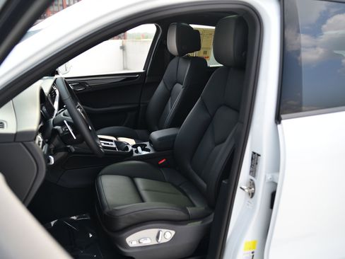 Used 2026 Porsche Macan image 5