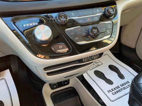 Used 2021 Chrysler Voyager Lxi image 17