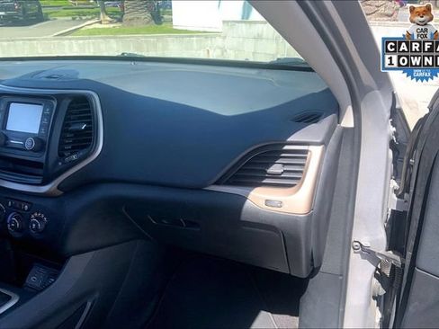 Used 2018 Jeep Cherokee Latitude w/ Altitude Package FWD image 14