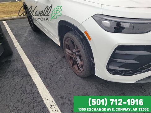 Used 2025 Volkswagen Tiguan SE R-Line image 4