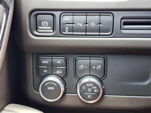 Used 2023 GMC Yukon SLT AWD/4WD image 24