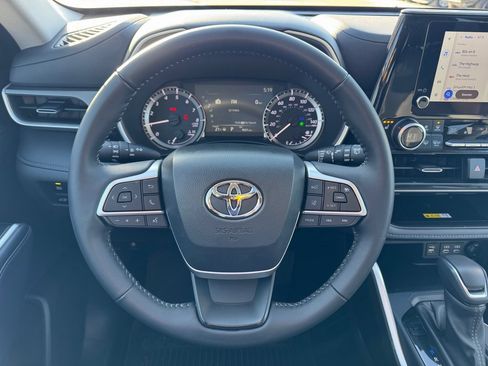 Used 2025 Toyota Highlander XLE image 12