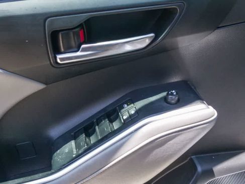Used 2022 Toyota Highlander XLE FWD image 16