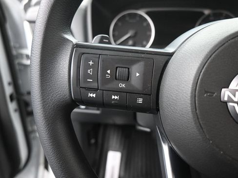 Used 2024 Nissan Rogue SV FWD image 11