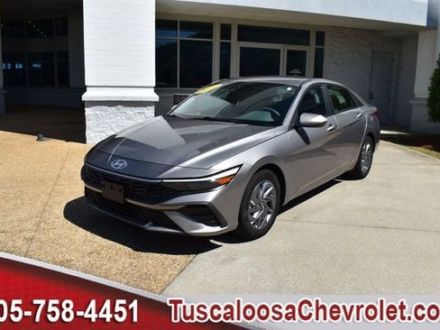 Used 2024 Hyundai Elantra SEL FWD image 5