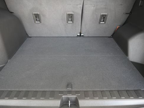 Used 2023 Chevrolet Equinox Premier FWD image 28