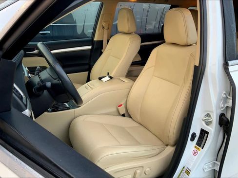 Used 2019 Toyota Highlander XLE FWD image 7