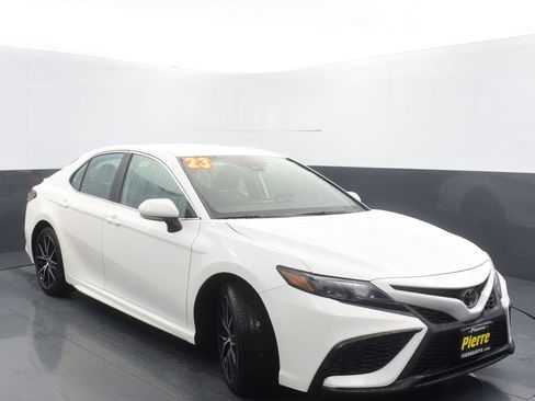 Used 2023 Toyota Camry SE image 3