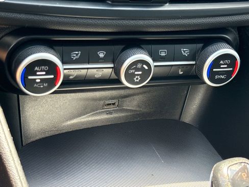 Used 2017 Alfa Romeo Giulia Ti AWD/4WD image 23
