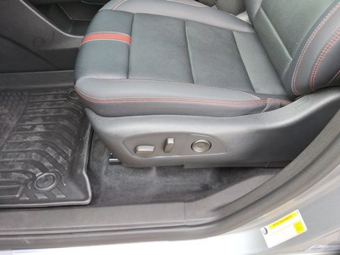 Certified 2025 Chevrolet Traverse RS FWD image 24