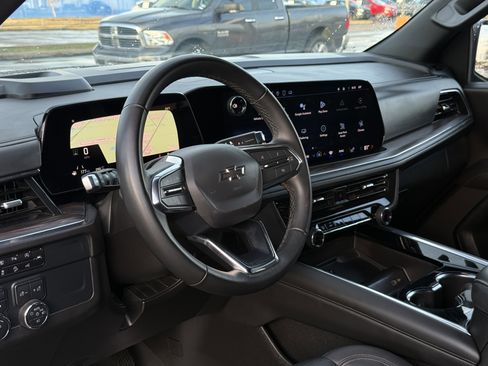 Used 2025 Chevrolet Suburban Z71 image 16