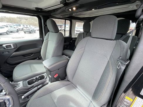 Used 2025 Jeep Wrangler Unlimited Sahara image 19