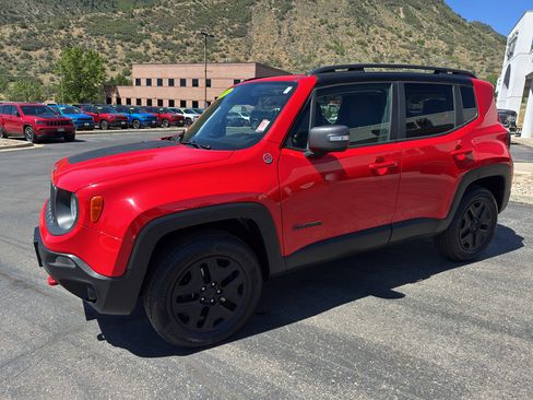 Used 2018 Jeep Renegade Trailhawk AWD/4WD image 3