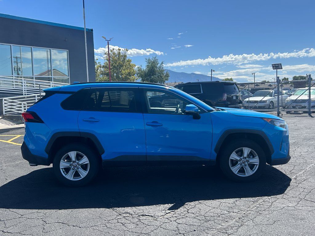 Used 2021 Toyota RAV4 XLE AWD/4WD image 2
