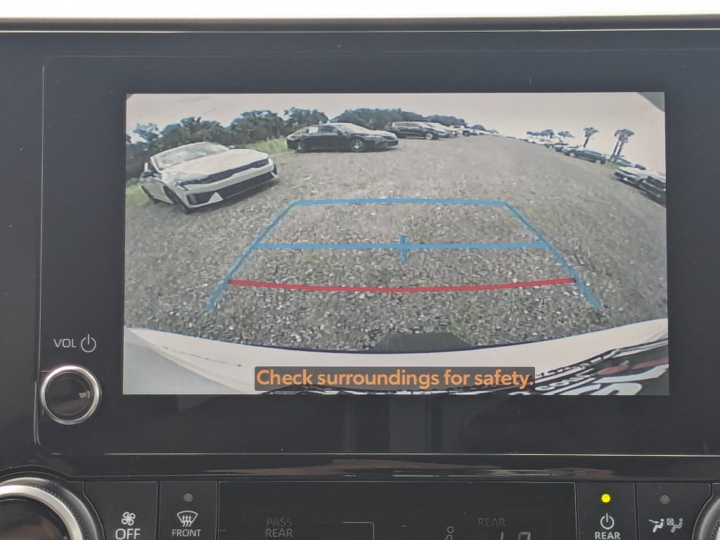 Used 2024 Toyota Highlander XLE FWD image 24