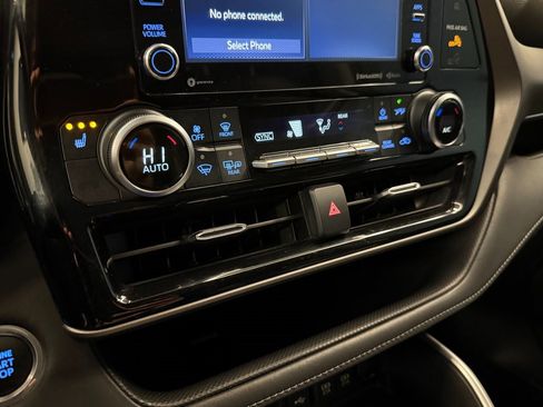 Used 2021 Toyota Highlander XLE image 14