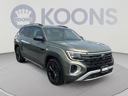 Used 2025 Volkswagen Atlas Peak Edition SE AWD/4WD image 2