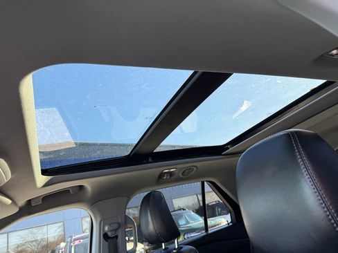 Used 2022 Ford Explorer XLT w/ Equipment Group 202A image 9