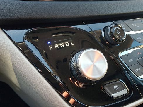 Used 2023 Chrysler Pacifica Touring-L image 29