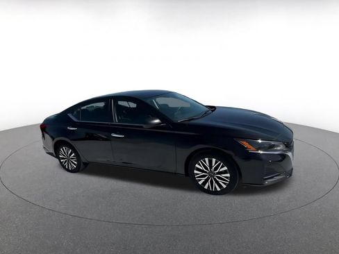 Used 2025 Nissan Altima 2.5 SV FWD image 2