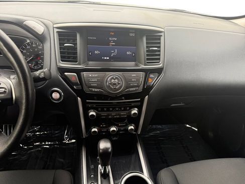 Used 2020 Nissan Pathfinder SV image 16