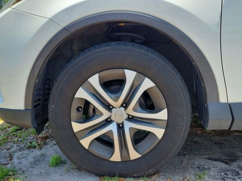 Used 2018 Toyota RAV4 LE FWD image 4