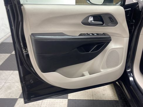 Used 2023 Chrysler Pacifica Touring-L FWD image 13