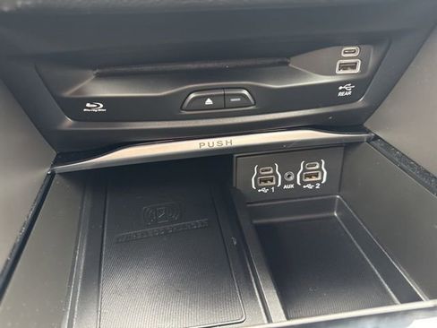 Used 2022 Chrysler Pacifica Limited w/ Uconnect Theater Family Group image 29