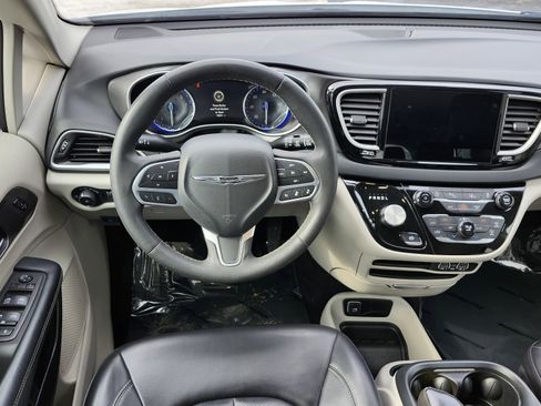 Used 2023 Chrysler Pacifica Touring-L image 24