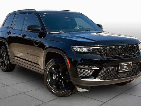 Used 2024 Jeep Grand Cherokee Altitude AWD/4WD image 3