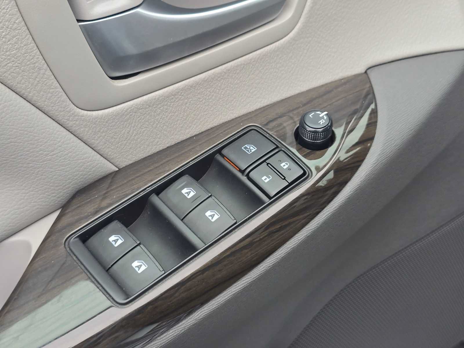 Used 2016 Toyota Sienna XLE w/ XLE Navigation Package FWD image 22